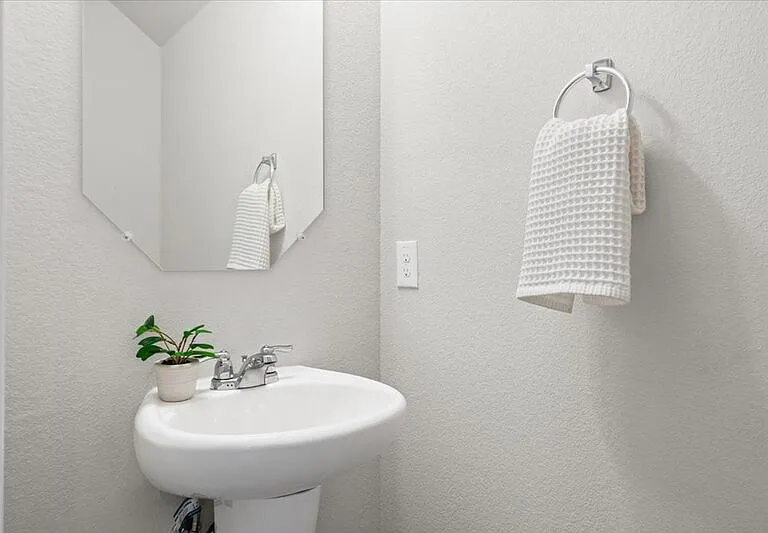 516 E Slaughter Ln — Photo 22