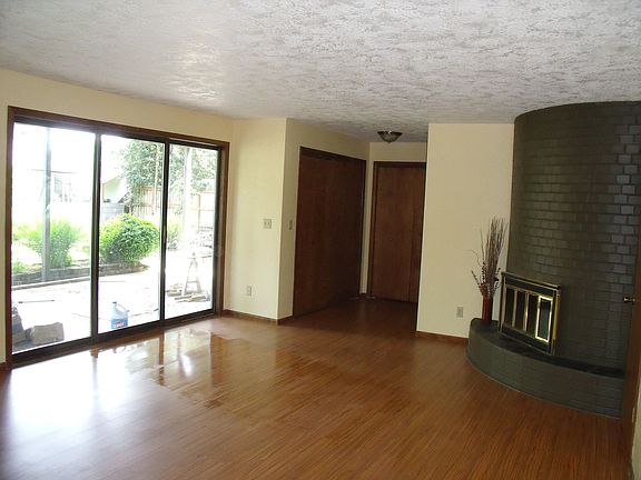 Walkout master bdrm w f/p