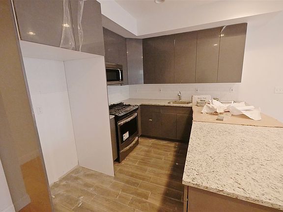 3rd image of 66 Jefferson Ave