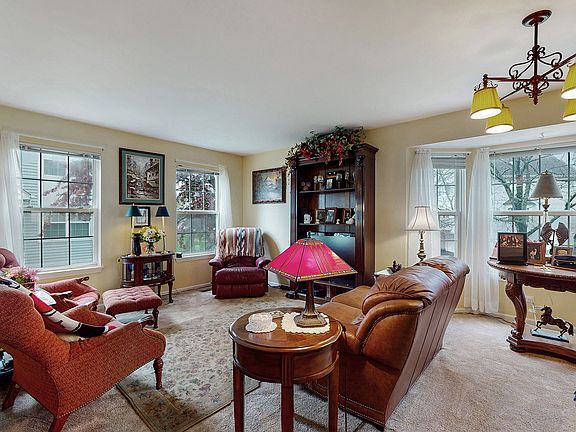 5th image of 998 Manchester Cir