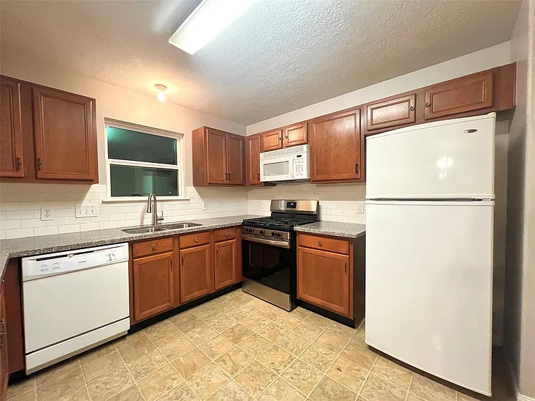 6415 Mountain Pines Ln — Photo 7