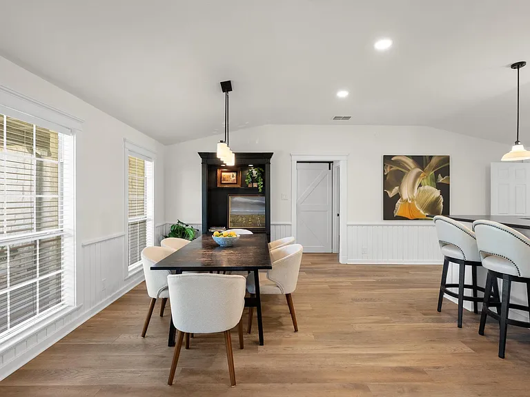 303 Lakeway Dr — Photo 10