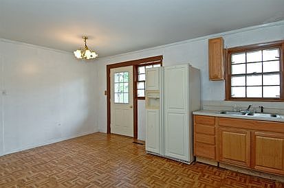 4th image of 966 Berkley St