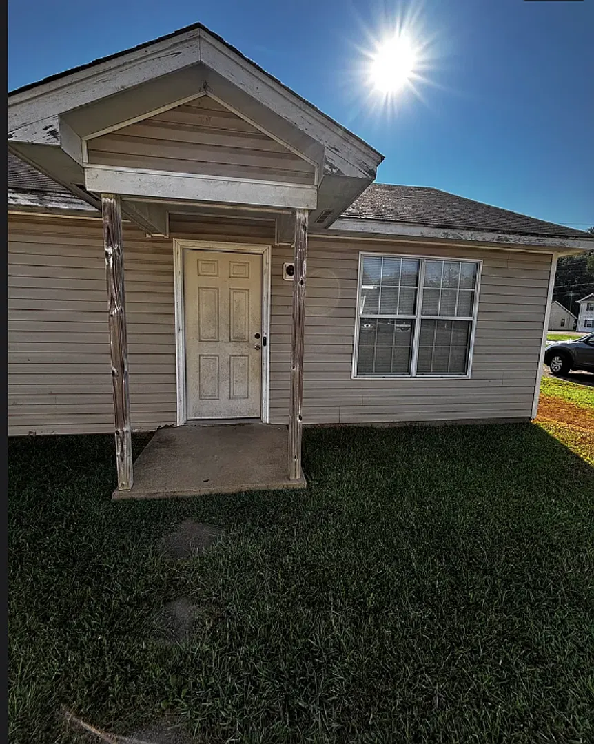 106 Hines Blvd — Photo 2