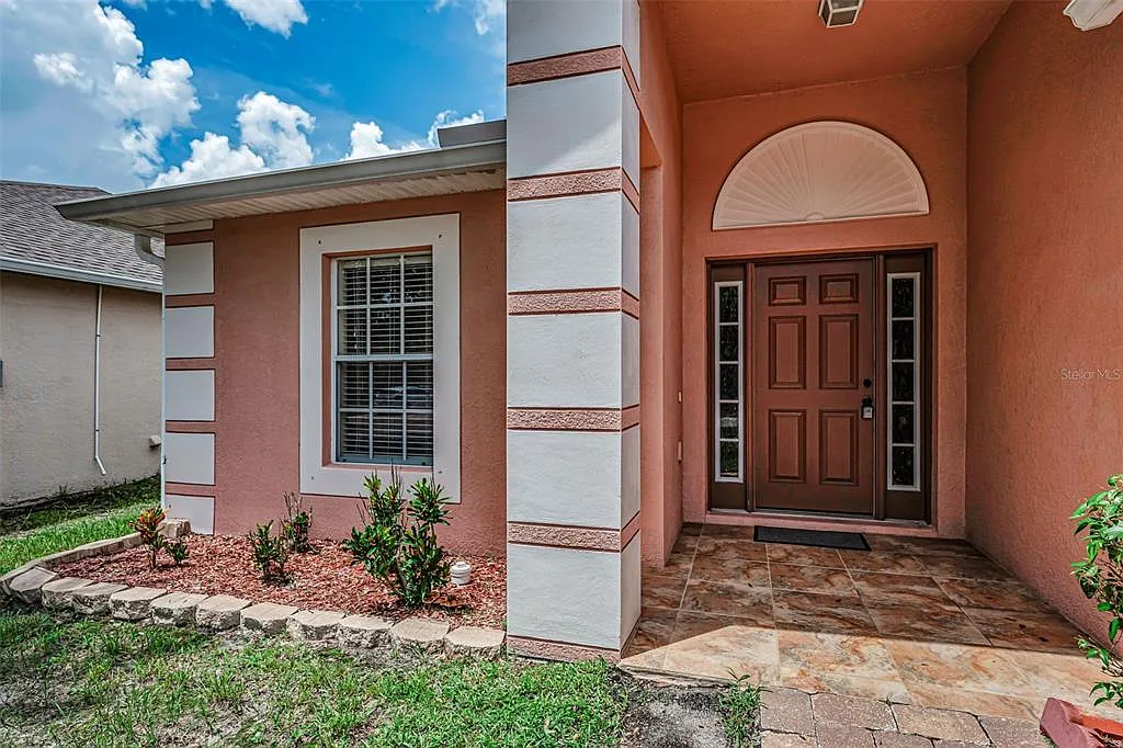 3 bed, 2.0 bath, 1612 sqft, $2,460 — Photo 2