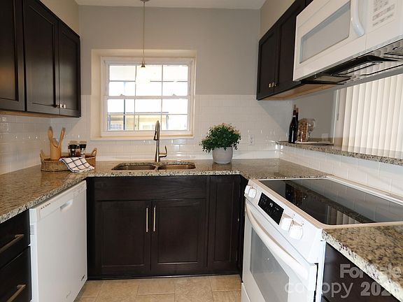 5th image of 2628 Park Rd APT G