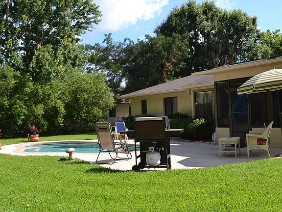 4th image of 3490 Country Walk Dr
