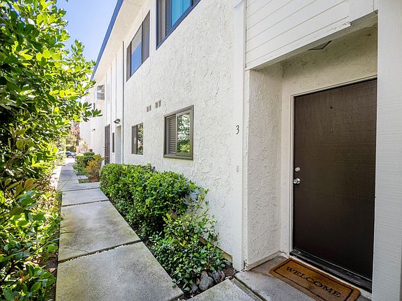 3rd image of 12752 Moorpark St Unit 3