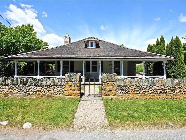 215 Coggeshall Ave — Photo 1