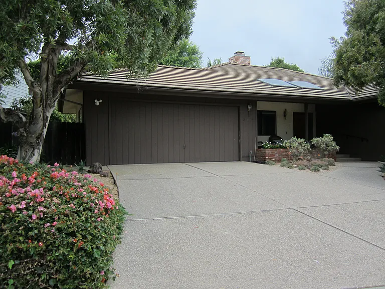 3725 Lincolnwood Dr — Photo 2