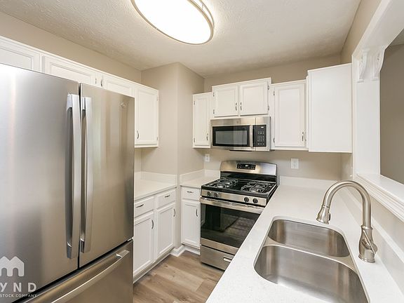 2nd image of 2933 Riverwalk Cv