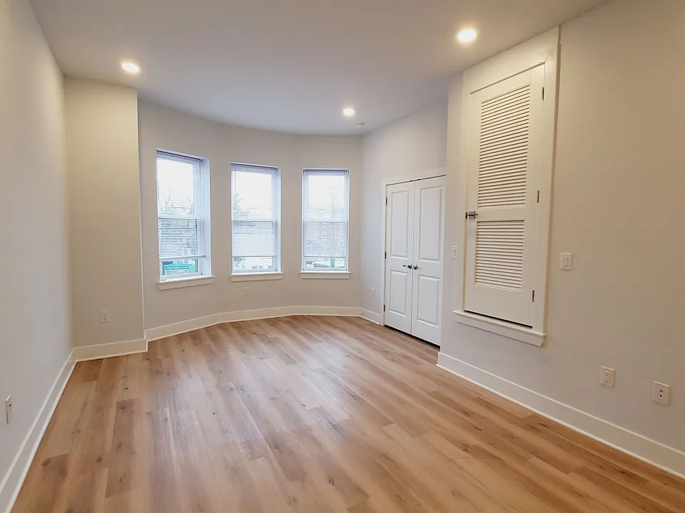 4138 W Girard