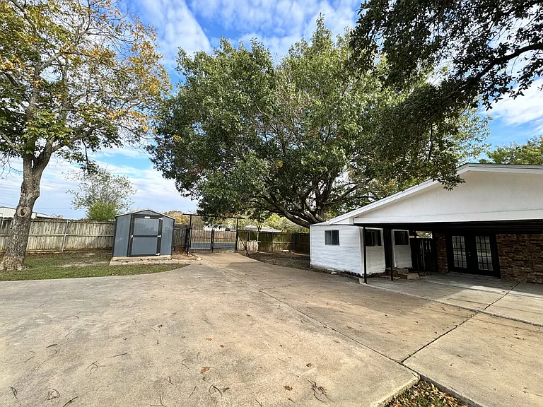 140 Towne West Dr — Photo 27