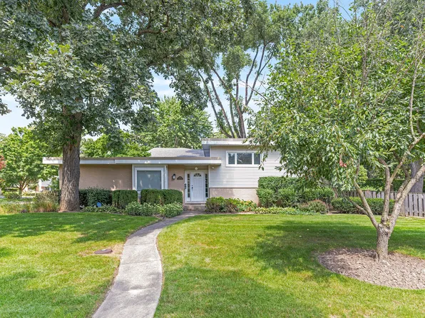 2843 Twin Oaks Dr, Highland Park, IL 60035
