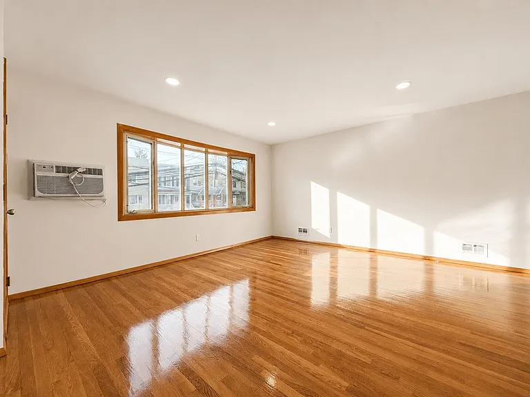 336 Avenue E — Photo 4