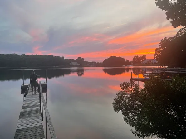https://photos.zillowstatic.com/fp/08c22d006d1d1b6a3d737e66cf86aecd-p_e.webp