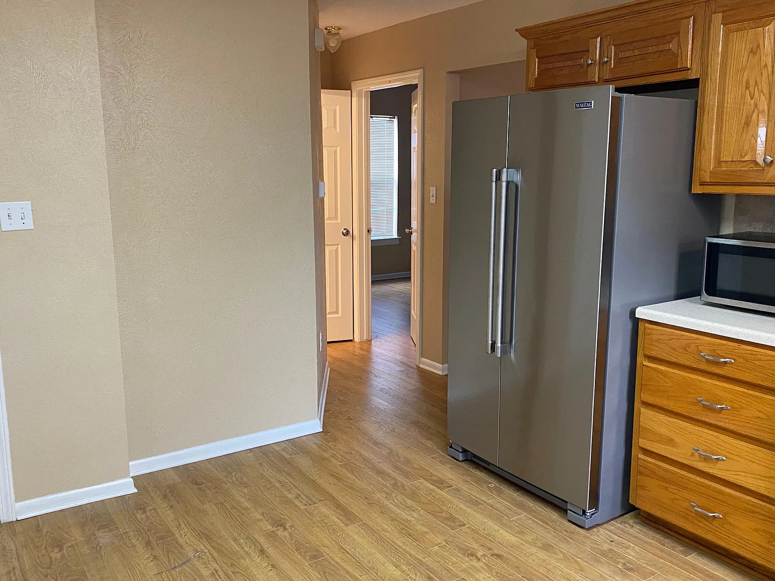 406 S Baker St — Photo 2