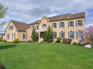 10 Whisper Creek Ct, Hawthorn Woods, IL 60047