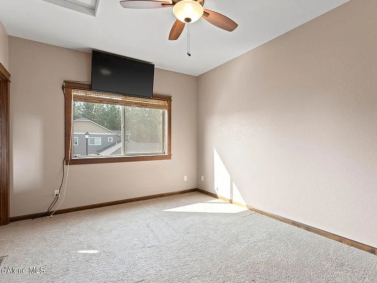 1315 E Mordyl Loop — Photo 17