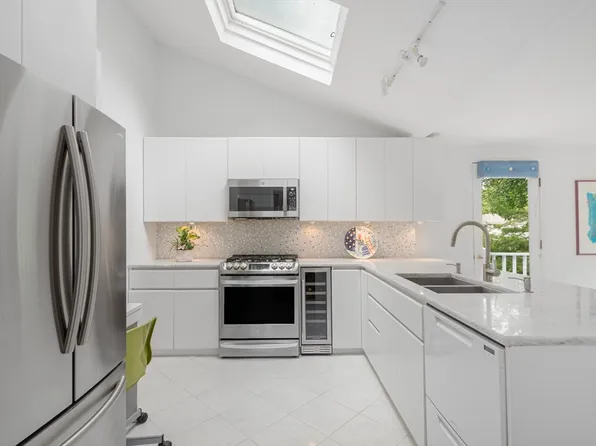 13 Angelica Dr, Framingham, MA 01701