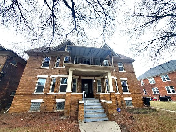 2nd image of 827 Blaine St #2W