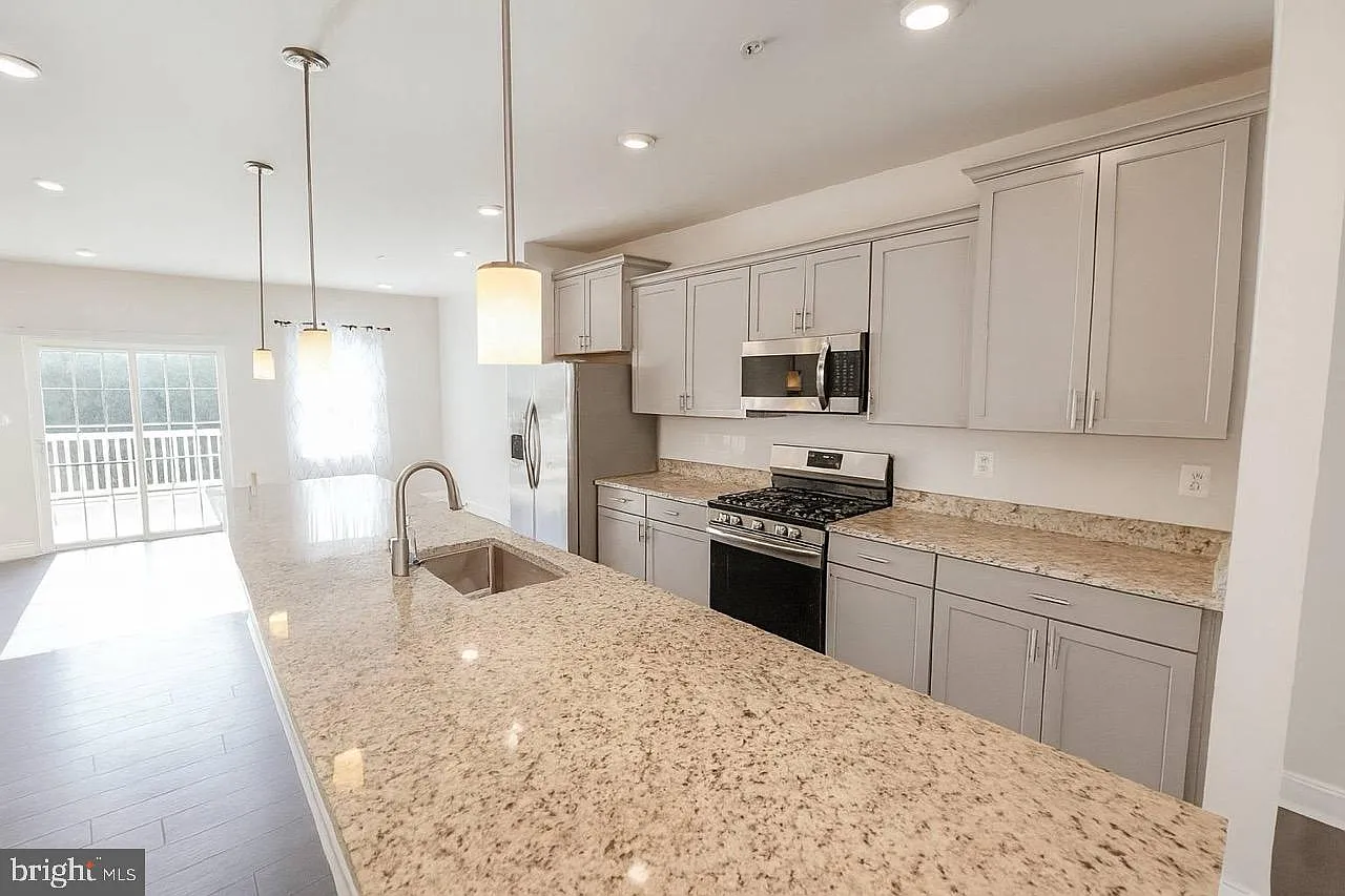 3 bed, 4.0 bath, 2452 sqft, $2,900 — Photo 4