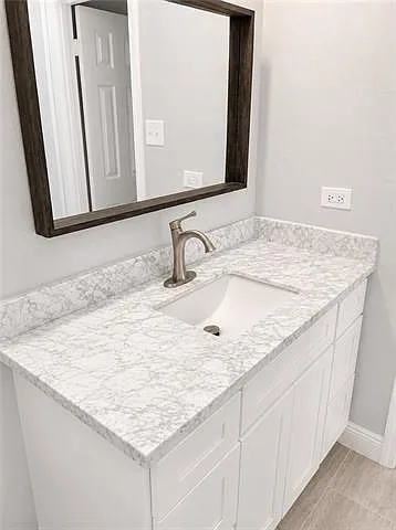1028 Kingsway Dr W — Photo 12