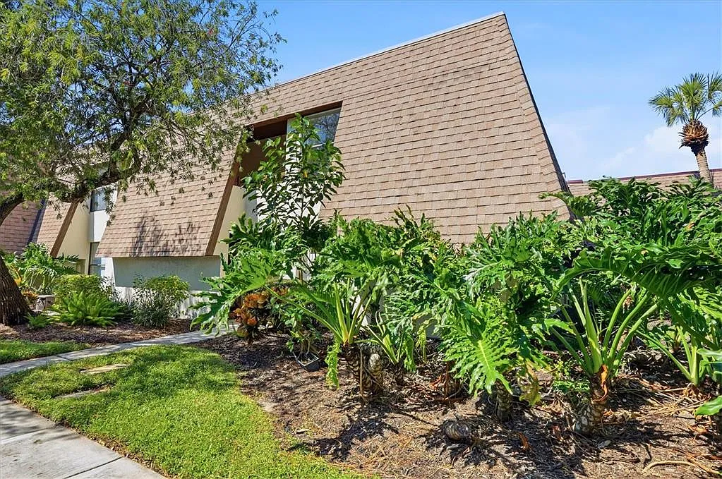 2 bed, 2.0 bath, 967 sqft, $1,900 — Photo 1