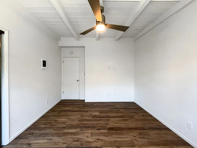 2118 Carnegie Ln — Photo 32