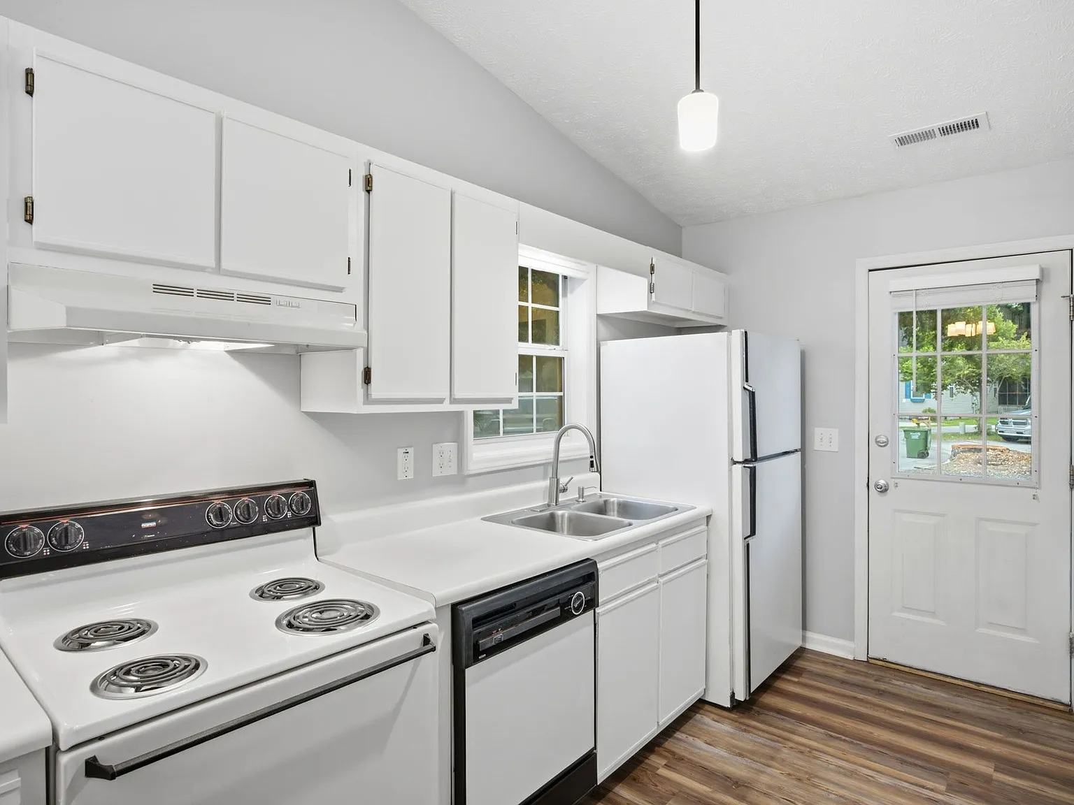 2 bed, 2.0 bath, 890 sqft, $1,895 — Photo 2