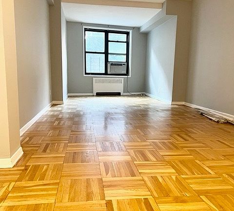 2nd image of 239 E Mosholu Pkwy N #4L