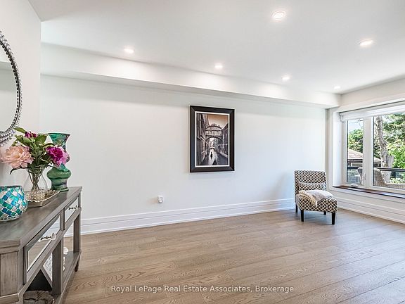 5th image of 1071 Westmount Ave