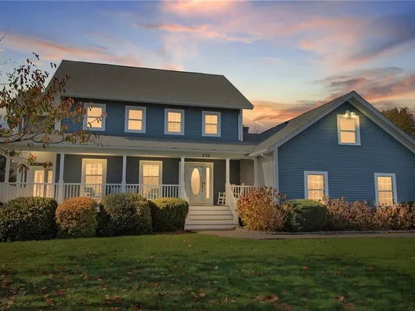 233 Meadow Ln, Middletown, RI 02842
