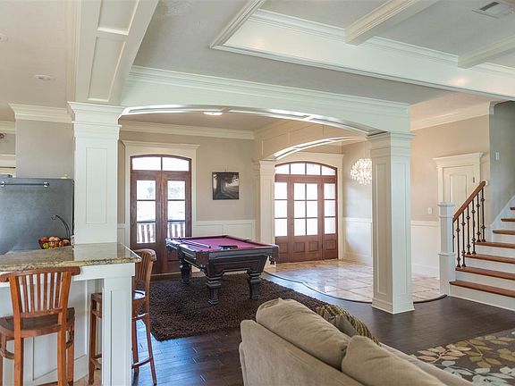 2nd image of 220 Idylwild Dr