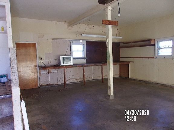 3rd image of 904 Lakeside Dr