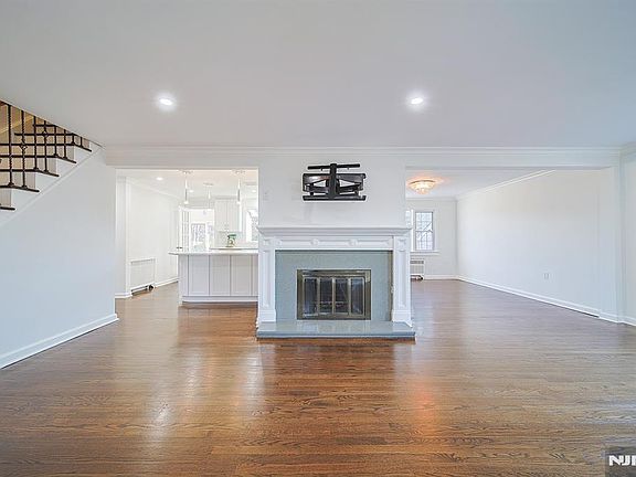 4th image of 18 Lakeview Ave #181