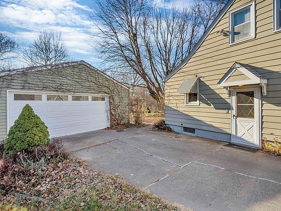 3rd image of 48 Blackhawk Hills Ct