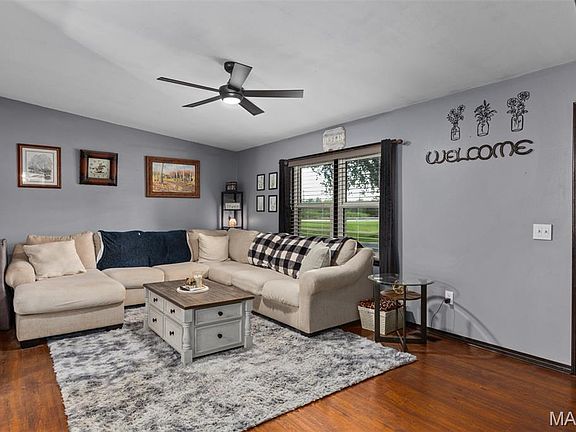 4th image of 450 Sunny Ln