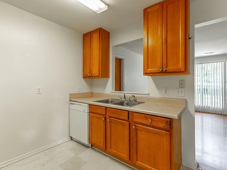 Eastwood Court Apartments — Photo 18