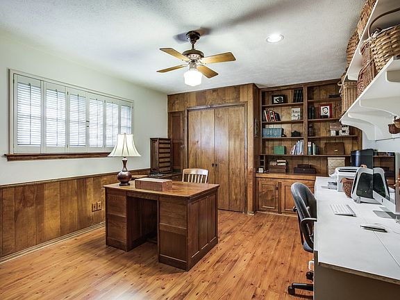 3rd image of 833 Northlake Dr
