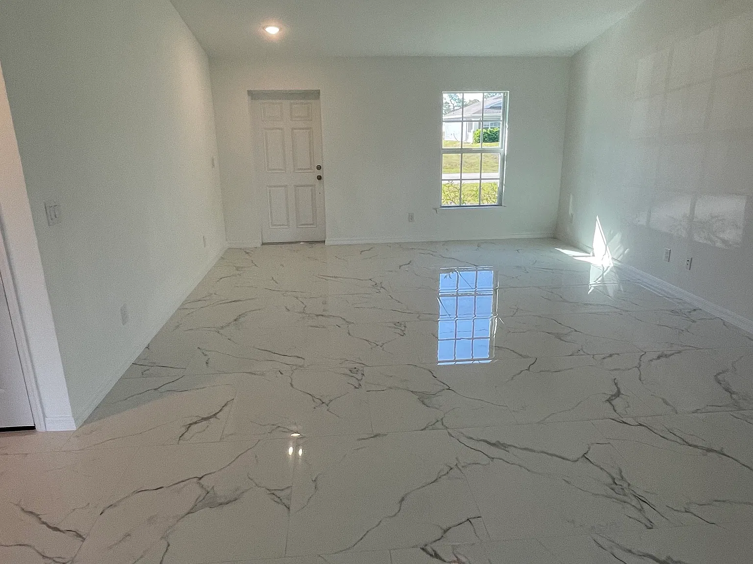 3 bed, 2.0 bath, 1800 sqft, $1,800 — Photo 3