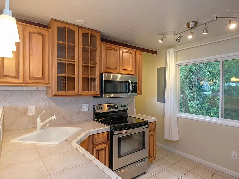 3425 SW Barbur Blvd #12 — Photo 11