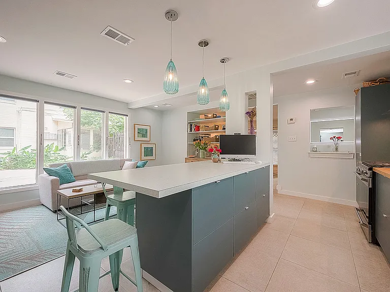 2415 1/2 Rosamond St — Photo 10
