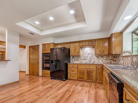 5th image of 203 Oakwood Dr