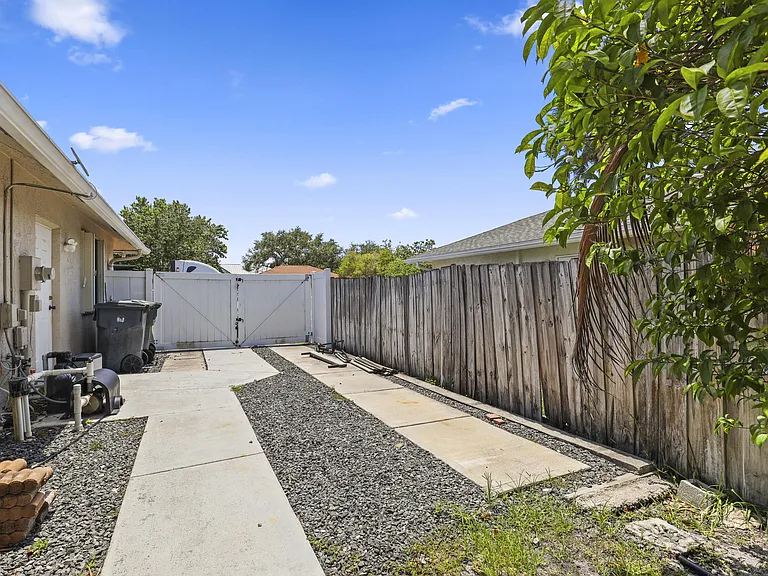 13885 Sheffield St — Photo 30