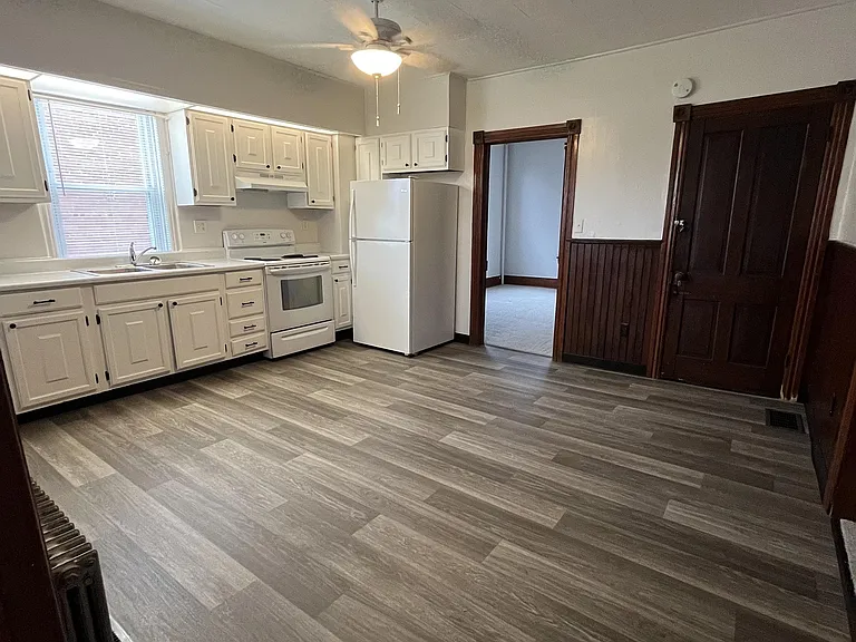 18 E Main St — Photo 3
