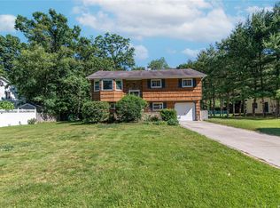 7 Reed St, Hauppauge, NY 11788