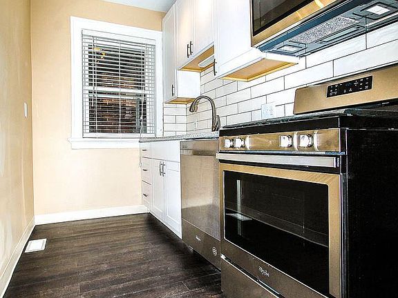 Kitchen (Granite Countertops & Stainless Appliances)