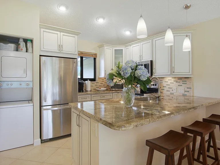 820 Club Dr — Photo 4