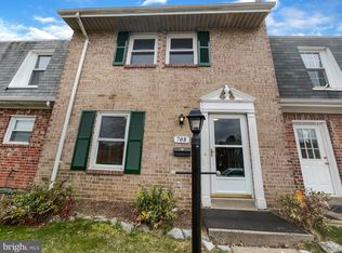 708 Colonial Ave, Sterling, VA 20164